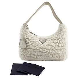 Prada Mini bolso hobo de shearling con logotipo triangular Blanco