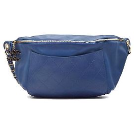 Chanel Bolsa de cintura oversized Pharrell Williams Azul