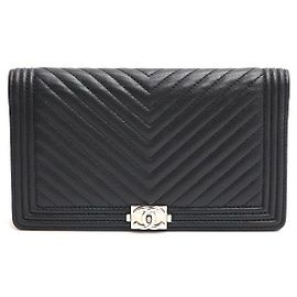 Chanel Cartera larga Boy de piel de cordero con chevron Negro