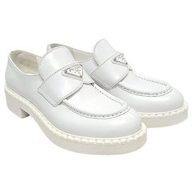 Prada Mocassins en cuir brossé avec logo triangle blanc Blanc