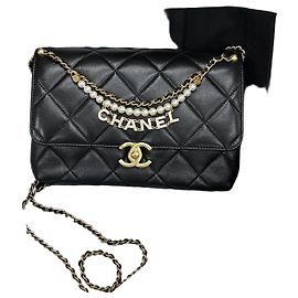 Chanel Bolsa de aba com corrente de logotipo de pérolas Preto Ouro Preto