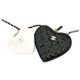Chanel Bolso bandolera de cadena con corazón en charol Blanco