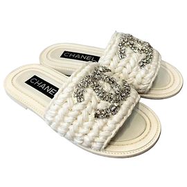Chanel Sandálias e Chinelos CC Crystal Logo White Branco