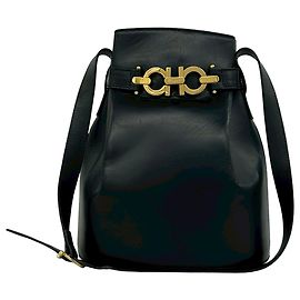 Salvatore Ferragamo Borsa a secchiello Gancini in pelle nera Ferragamo Nero