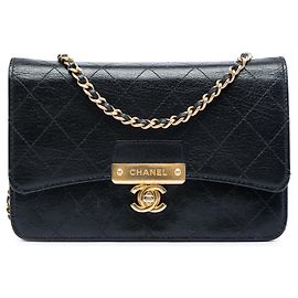 Carteira com corrente Chanel em pele de cabra preta com costura e CC dourado Preto