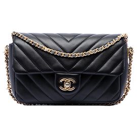 Chanel Mini Retangular Chevron em Pele de Cordeiro Preta com Corrente em Volta da Aba Preto