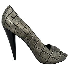 Alexander Mcqueen Croc-Embossed Peep-Toe Pumps in Grey Leather Grey