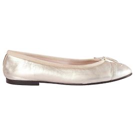 Sapatilhas Chanel em couro dourado com logotipo CC Dourado