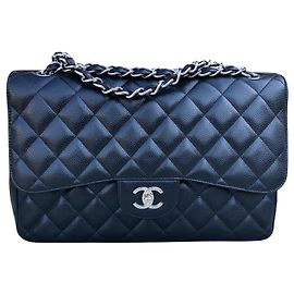 Borsa Chanel Classic Flap in pelle caviar nera Nero