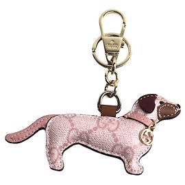Chaveiro charm em lona GG Supreme com formato de cachorro GUCCI Marrom Rosa Vermelho