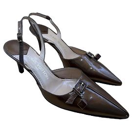 Décolleté slingback Louis Vuitton in vernice marrone Marrone