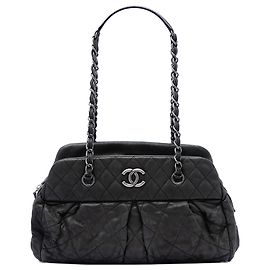 Bolsa bowling Chic Quilt em couro de bezerro matelassado iridescente preto Chanel Preto