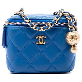 Chanel Blue Mini gestepptes Lammleder Pearl Crush Kosmetiktasche mit Kette Blau