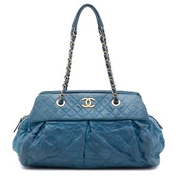 Sac bowling Chanel Blue Quilted Iridescent Calfskin Chic Quilt Bleu