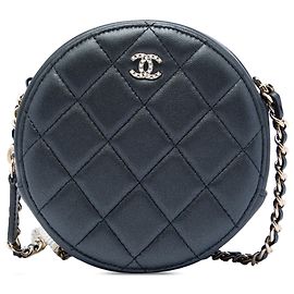 Chanel Black CC gesteppte irisierende Lammhaut Perlen Rund Clutch mit Kette Schwarz