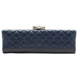 Chanel Blue CC Baguette Clutch aus gestepptem Lammleder mit Perlen Blau Marineblau