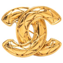 Broche Chanel Gold CC acolchoada banhada a ouro Dourado