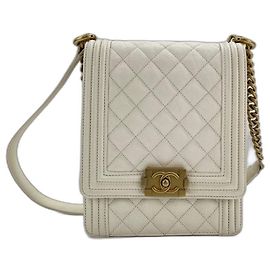 Bolsa de ombro vertical Chanel Boy Branco