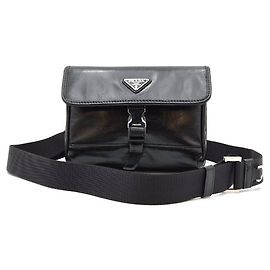 Prada Mini bolso bandolera de cuero negro con logotipo triangular Negro