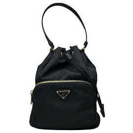 Prada Borsa a secchiello in Re-Nylon nera con finiture dorate Nero
