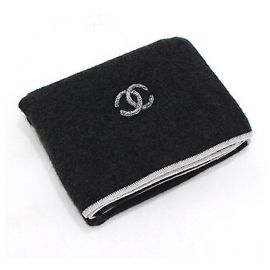 Chanel Sciarpa in misto cashmere nero con logo CC ricamato Nero