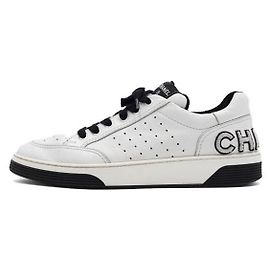 Chanel Baskets blanches à lacets pour hommes Rouge