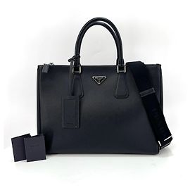 Prada Sac porte-documents cabas Saffiano Triangle Logo Noir Noir