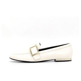 Roger Vivier Mocassins femininos de couro branco com fivela dourada Branco