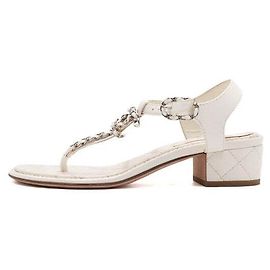 Chanel Sandali da donna in pelle di capra classica bianca con tracolla con logo CC e catena Bianco