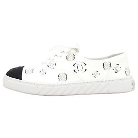 Chanel Sneakers da donna in pelle bicolore con logo CC Bianco