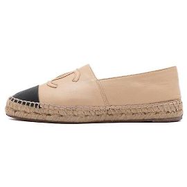 Chanel Sneakers bicolore in pelle di agnello beige con logo CC per donna Marrone