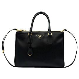 Prada Triangle Lux Or en Saffiano Noir Noir