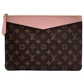 Louis Vuitton Clutch Daily em Canvas Monogram Rosa Rosa
