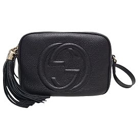 Gucci Sac disco Soho à pompon et fermoirs entrelacés en cuir noir Noir