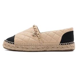 Chanel Espadrilles slip-on femininas em pele de cordeiro bege com pingente CC e corrente dourada Marrom