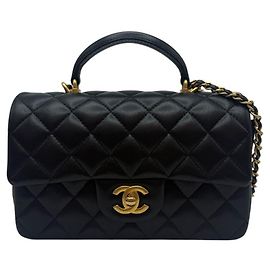 Chanel Nova Mini Bolsa de aba com alça de mão em pele de cordeiro preta Preto