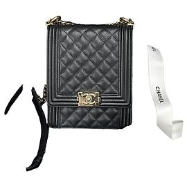 Chanel Bolsa Boy Flap Satchel em Caviar Preto e Ouro Preto