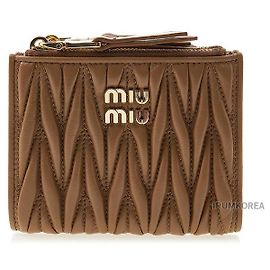 Miu Miu Cartera pequeña matelassé Castaño