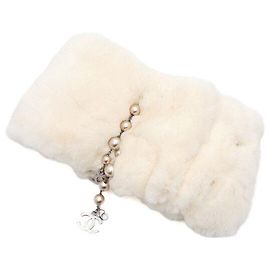 Chanel Cachecol de pele de coelho branco com corrente e gotas de pérolas CC Branco