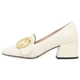 Gucci Scarpins de couro branco com detalhe interlocking dourado para mulher Branco