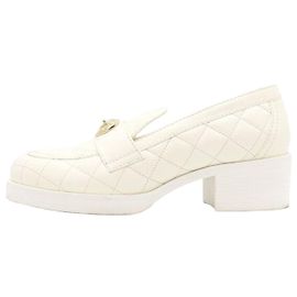 Chanel Mocasines de piel de cordero blanca para mujer con cierre de corazón dorado Blanco