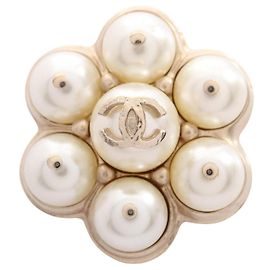 Broche Chanel Coco Mark Branco Dourado