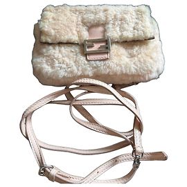 Bolsa Fendi Baguette em shearling e couro Rosa Bege
