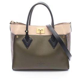Bolsa Louis Vuitton On My Side MM Monogram Laurier Marrom Cru Caqui