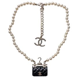 Colar Chanel B23C Pérolas e Charm Mini Bolsa Acolchoada Preto Branco Dourado