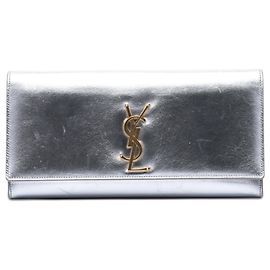 Clutch Monogram Cassandre em couro de vitelo metálico prateado liso Saint Laurent Prata