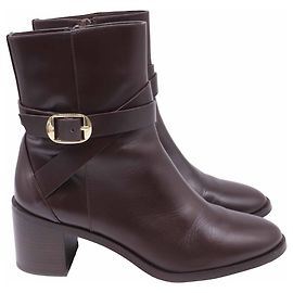 Botas de cano curto com fivela Esme da Stuart Weitzman em couro marrom Marrom Vermelho
