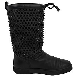 Botas de cano médio Surlapony com spikes em couro preto Christian Louboutin Preto