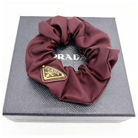 Scrunchie em Re-Nylon Prada cor Bordeaux Bordeaux
