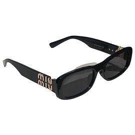 Miu Miu Óculos de sol pretos com logótipo dourado Preto Gold hardware